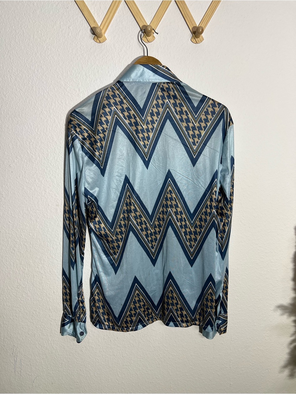 ROLAND • vintage 1970s blue and gold geometric patterned silk shirt - Picture 4 of 8